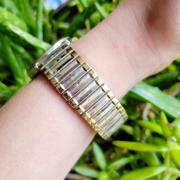 Vintage Classic Quartz Stretch Watch - Picture 4 of 6